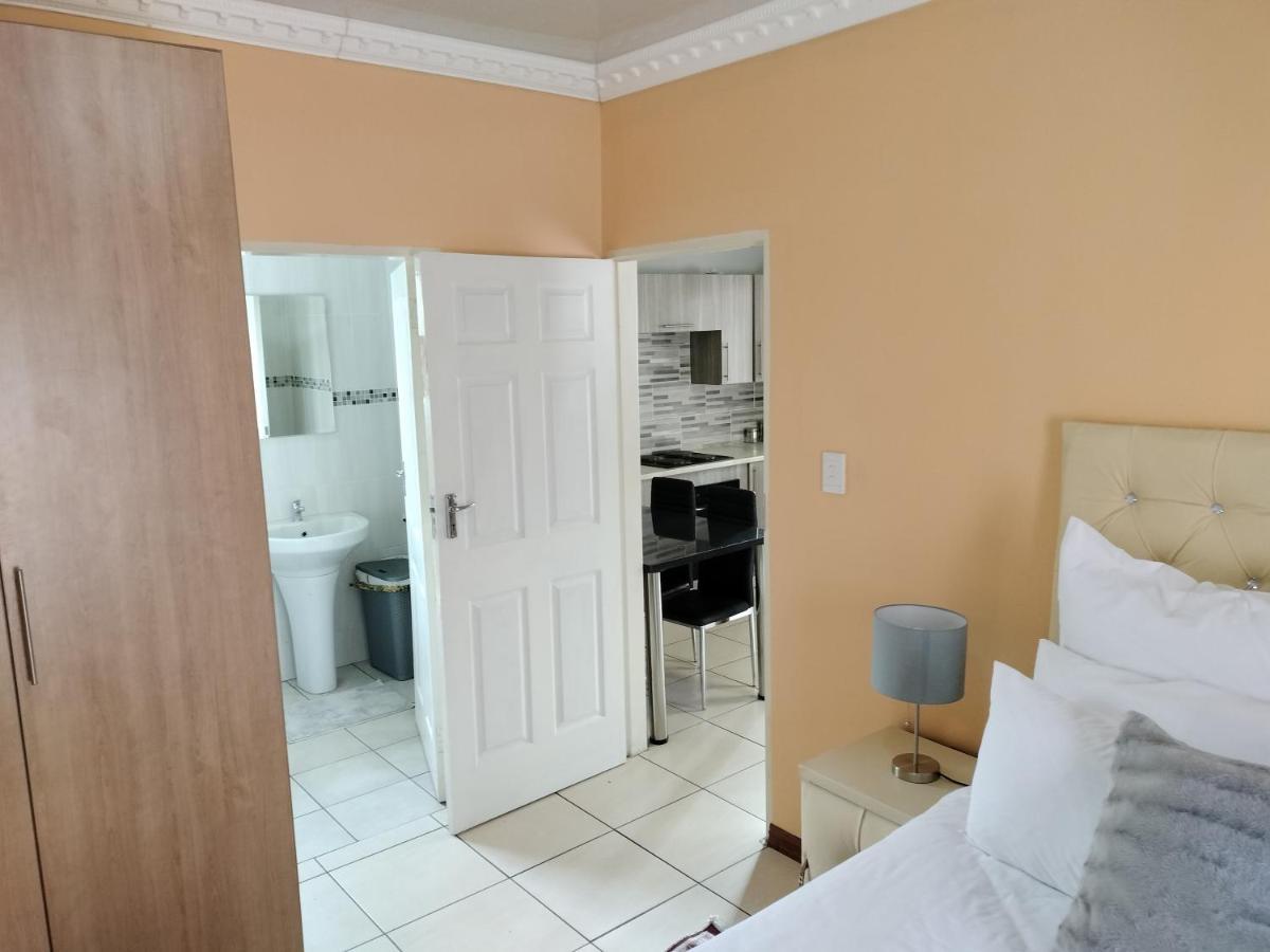 Sunrise Guesthouse Претория Екстериор снимка